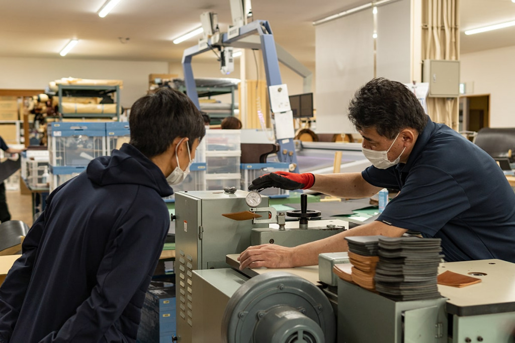 ファクトリー内を見学された荻野琢真騎手