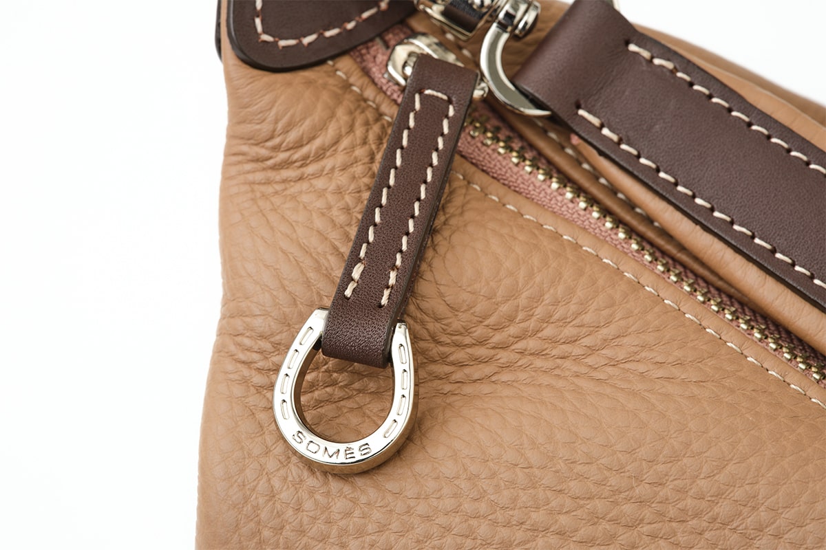 幸運の蹄鉄のモチーフを