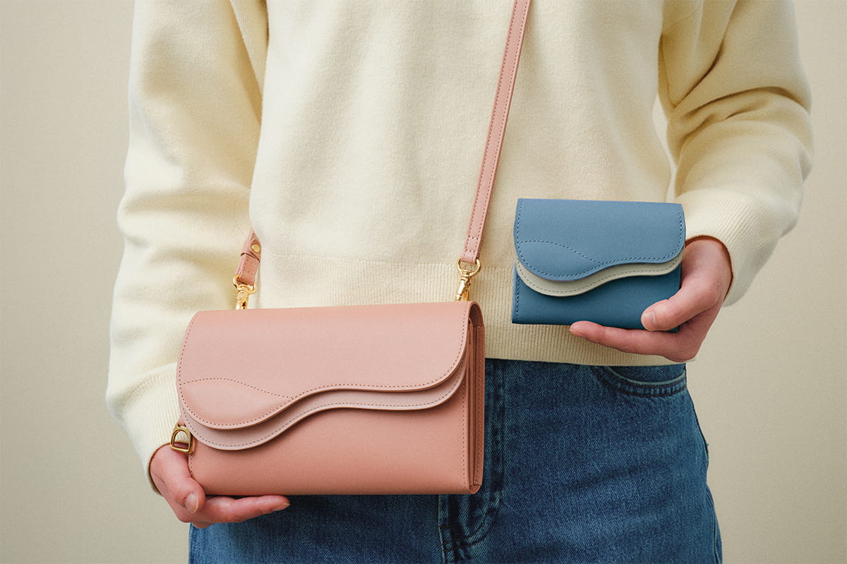 鞍モチーフの三つ折り革財布とウォレットショルダー