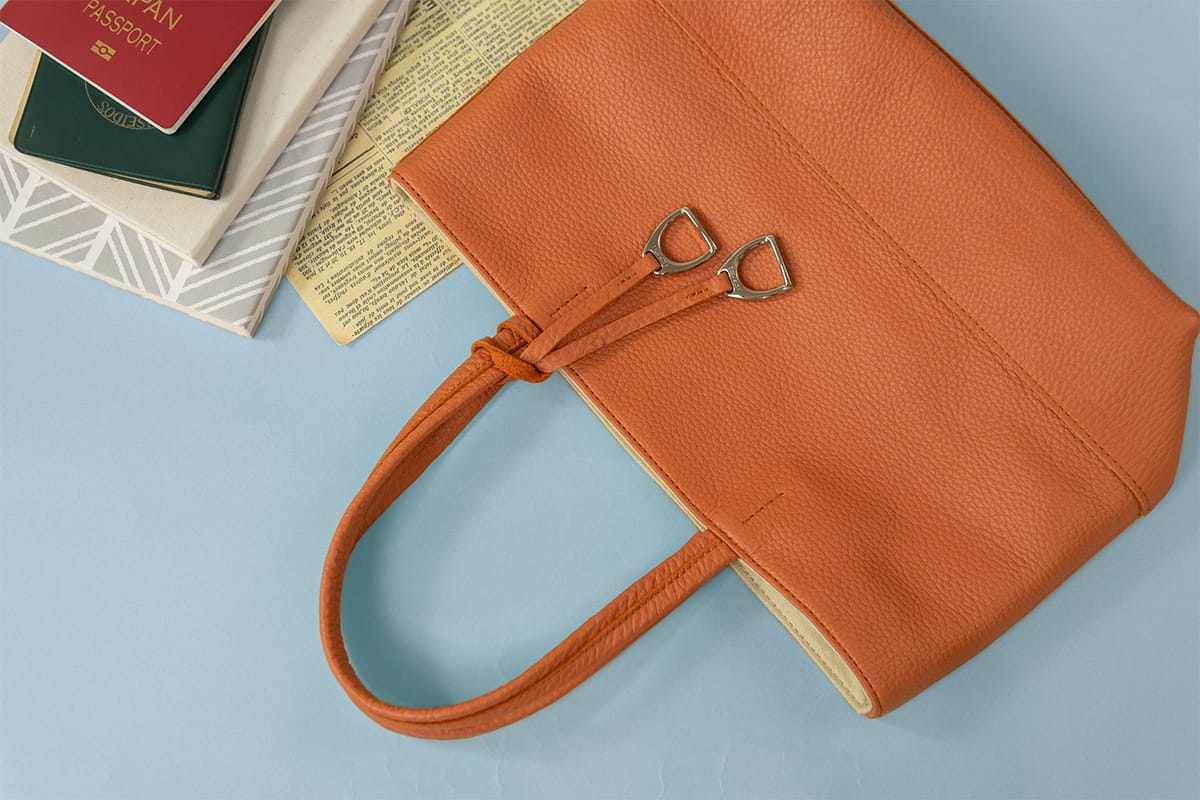 ソメス千歳空港店限定のレザーバッグ