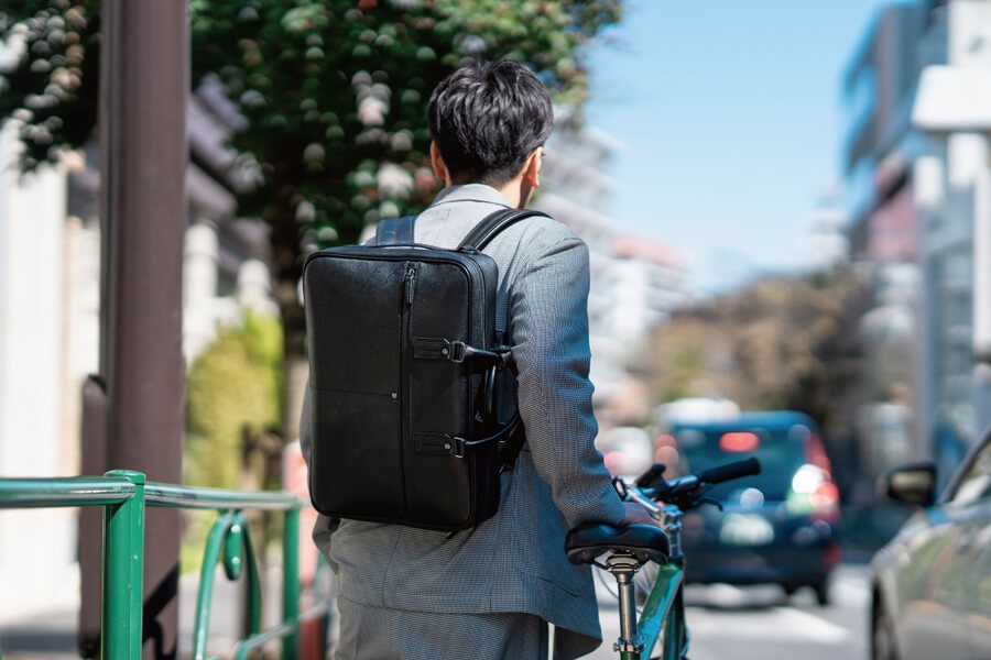 洗練されたスタイルと軽さが自慢の防水革リュック | ソメスサドル